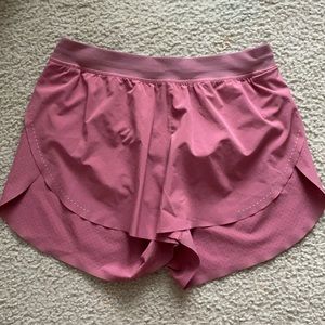 Lululemon find your pace shorts SIZE 6!